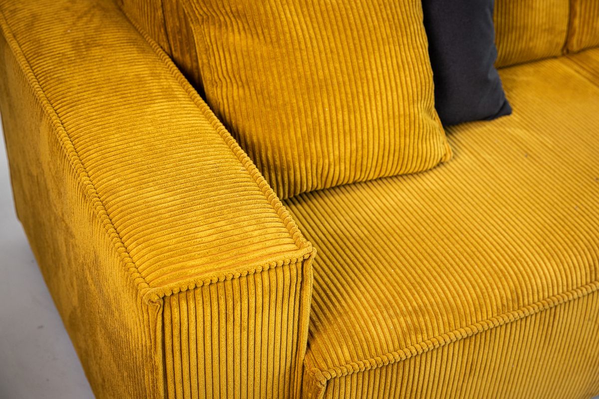 Gelbes Sofa mit breiten Kordrippen aus POSO